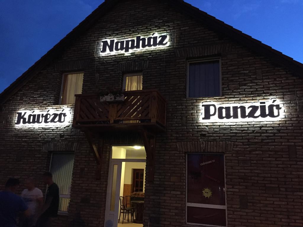 Naphaz Panzio Bed and Breakfast Tiszafüred Exteriör bild
