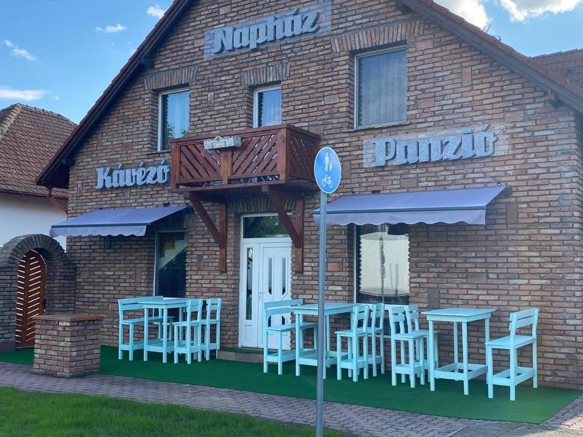 Naphaz Panzio Bed and Breakfast Tiszafüred Exteriör bild